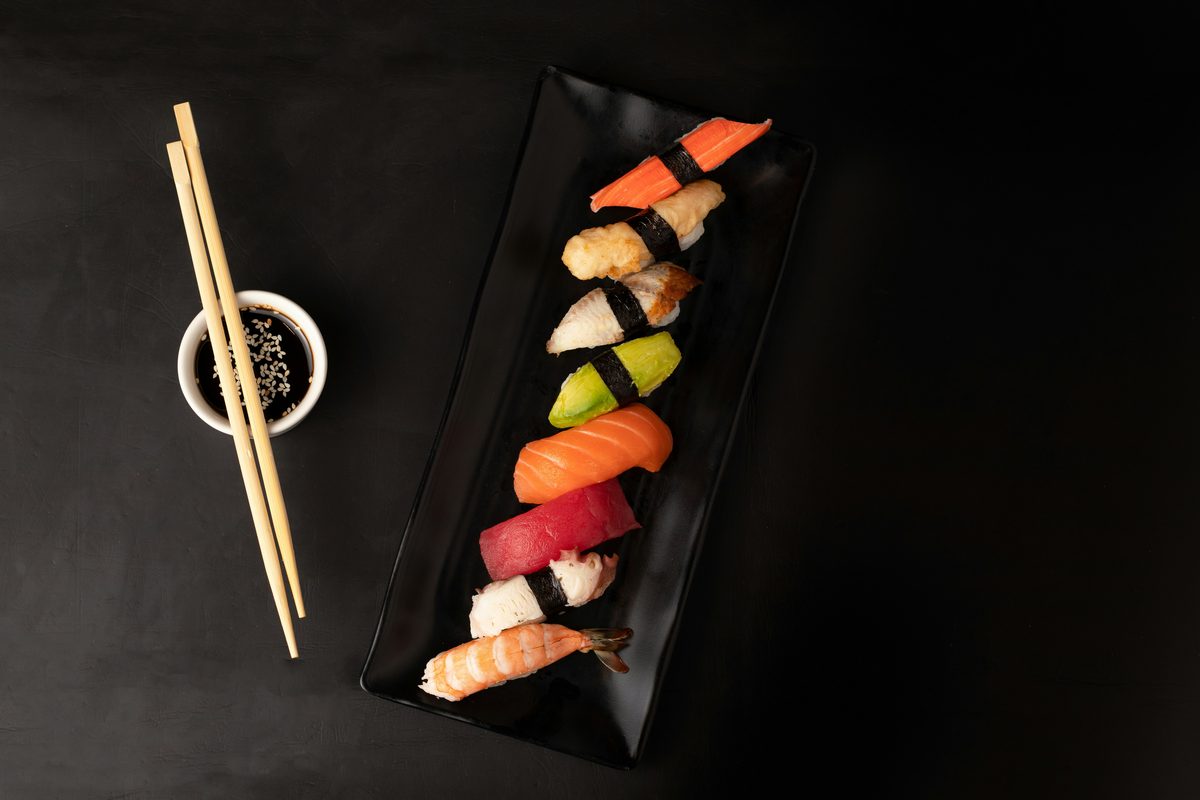Sushi artesanal servido em louça escura